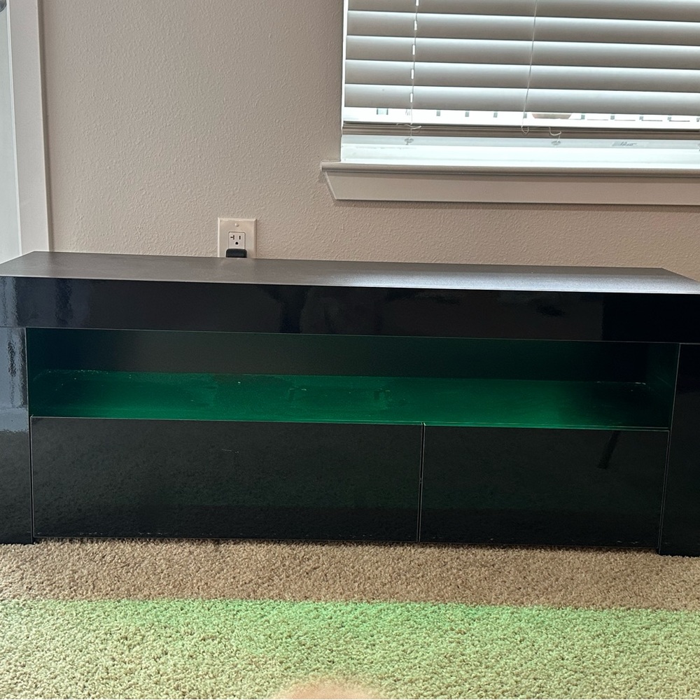 TV STAND- Pick up near Kissimmee area